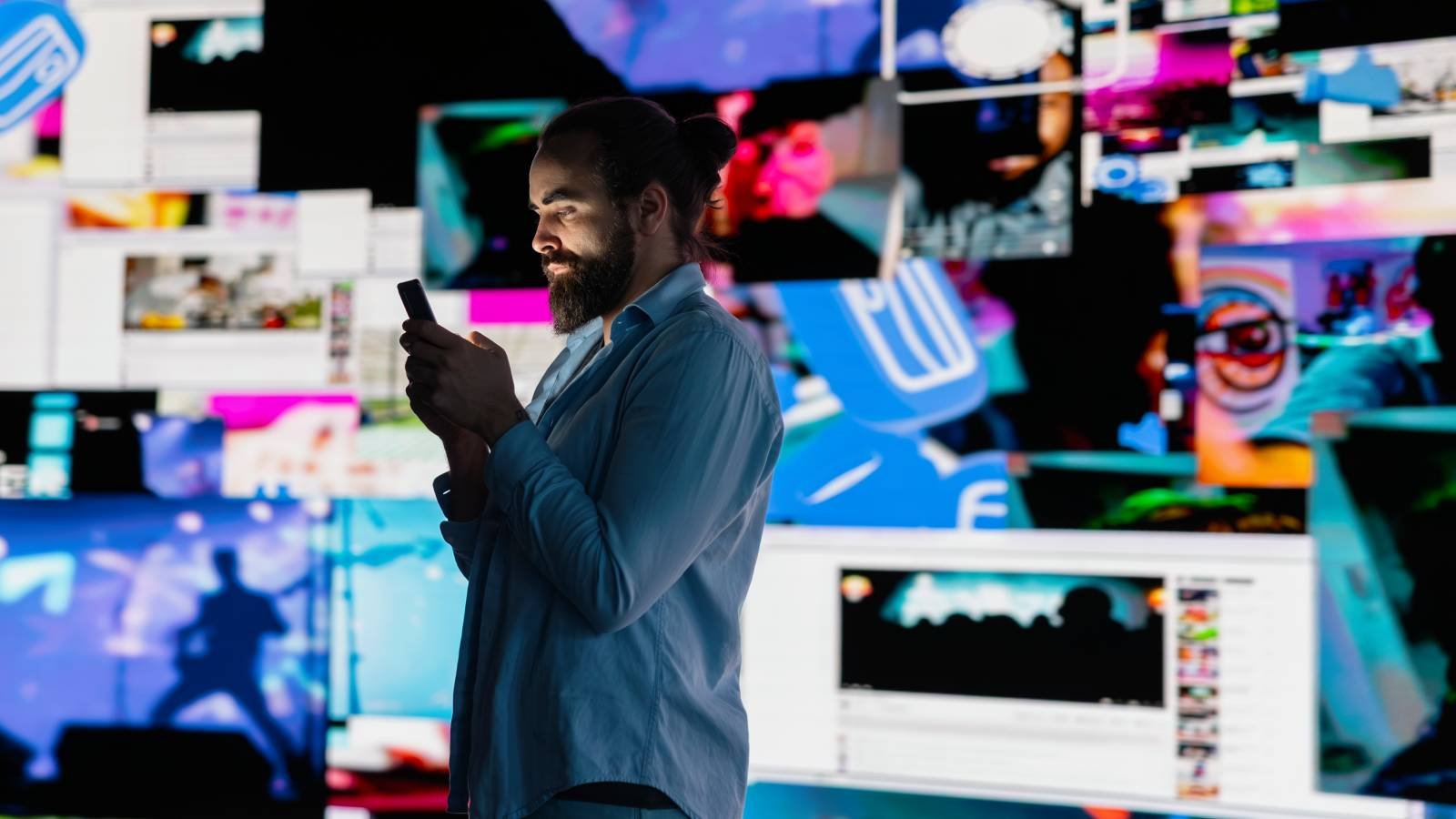 Várias telas de celular competindo por atenção, representando o excesso de conteúdo online