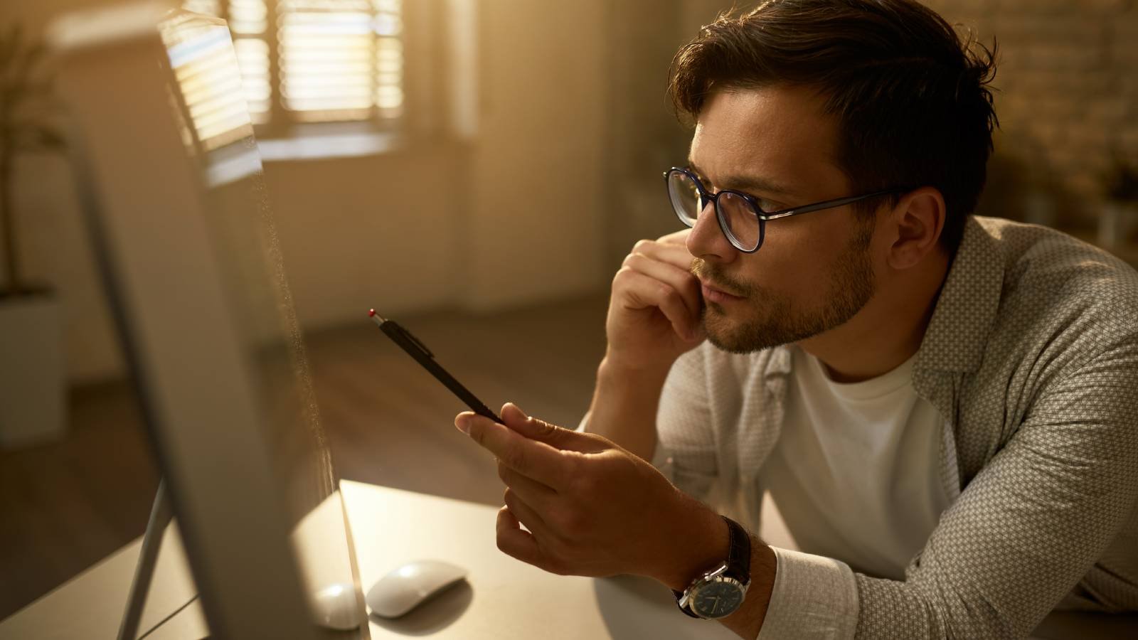 Pessoa olhando pensativa para uma conversa de WhatsApp no celular antes de responder