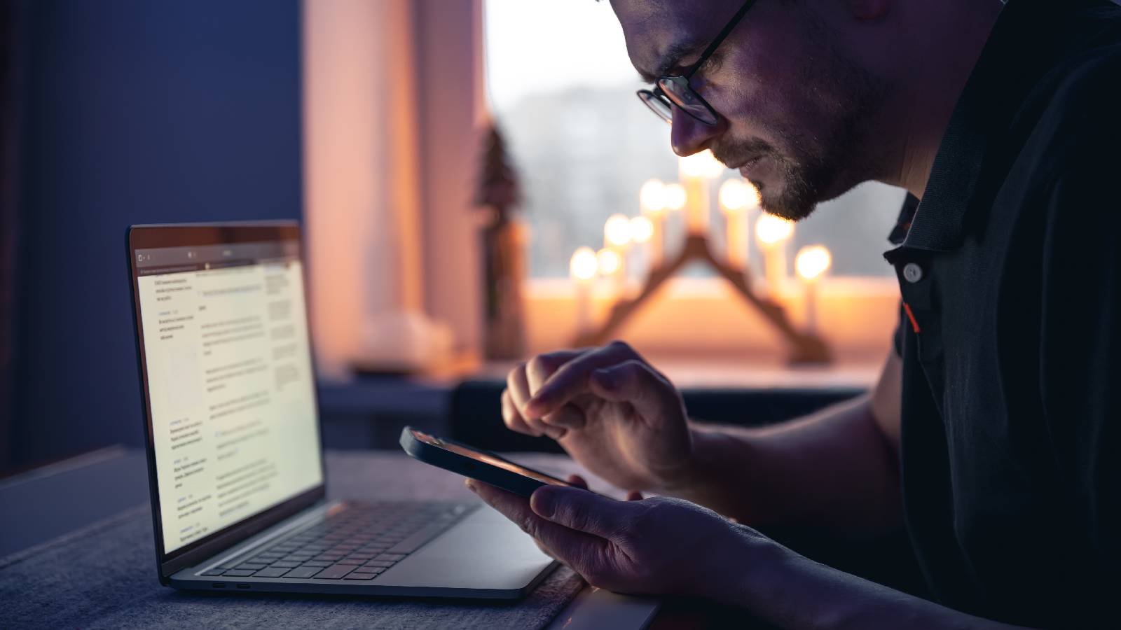 Celular com várias conversas de WhatsApp abertas simultaneamente, representando negociações em paralelo