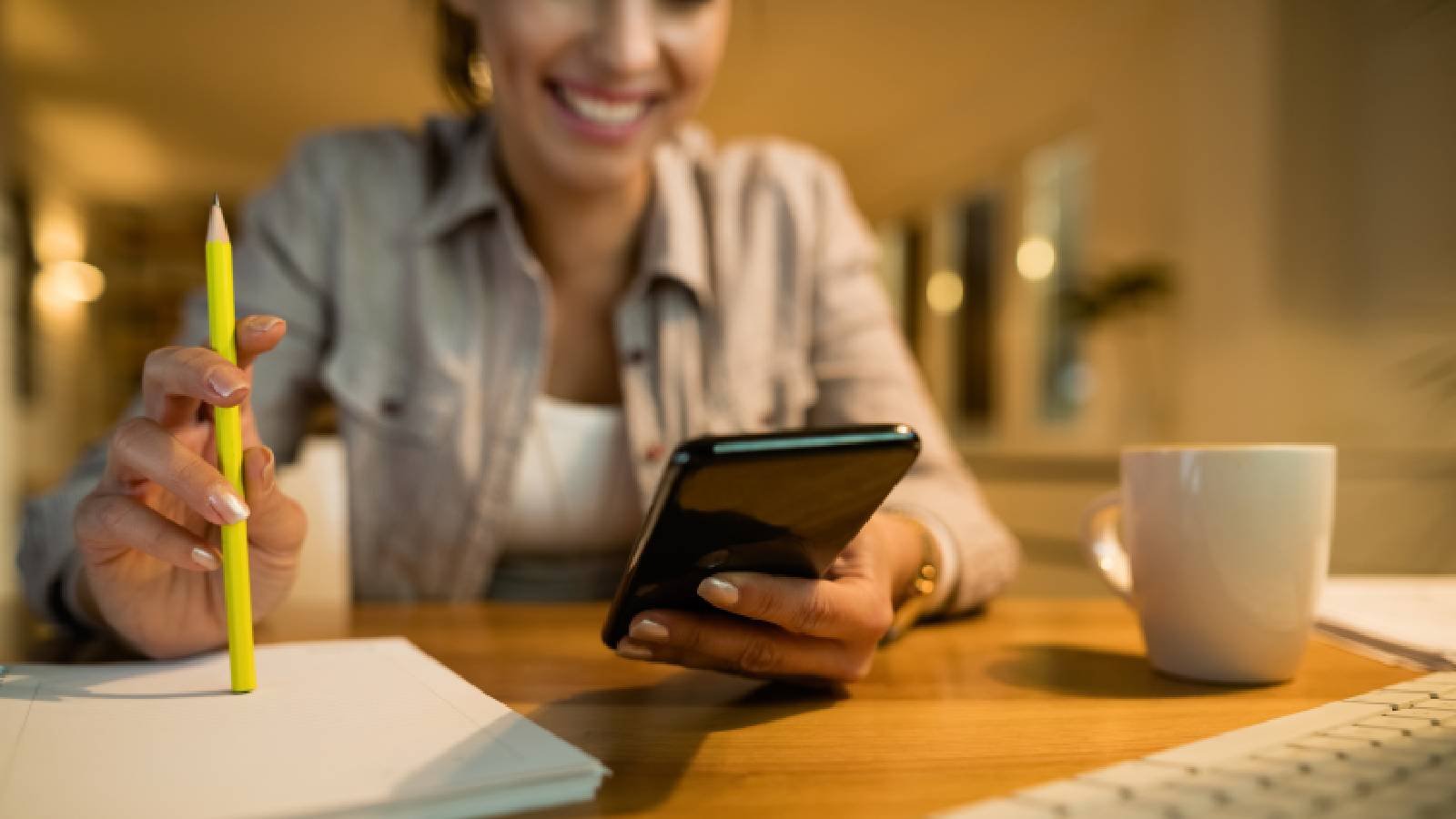 Tela de celular mostrando uma conversa de negociação sendo analisada, com anotações ao lado