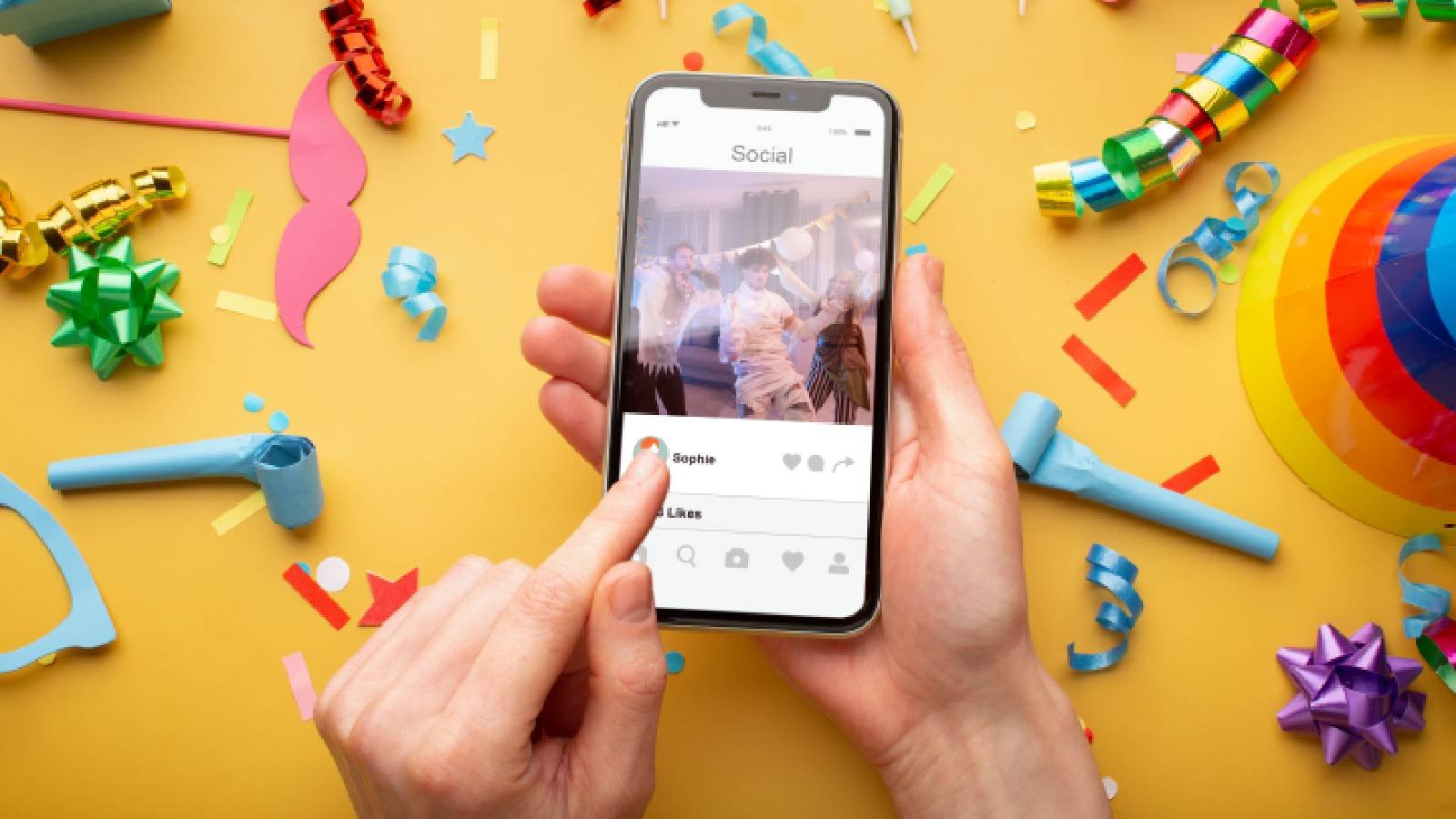 Feed de rede social no celular com o dedo rolando rapidamente sobre várias publicações